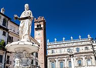 Dante Statue in Verona, Dante-Statue in Verona vor historischer Architektur.