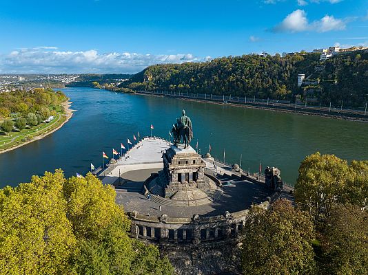 Koblenz, Deutsches Eck in Koblenz mit Rhein- und Moselmündung., Deutsches Eck in Koblenz, Mosel trifft Rhein, 2027.