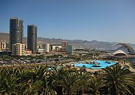 Santa Cruz de Tenerife mit Palmen und Auditorio de Tenerife