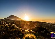 Sonnenaufgang am Teide auf Teneriffa, Sonnenaufgang am Teide auf Teneriffa, majestätische Vulkanlandschaft.