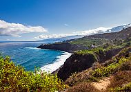 Küstenlandschaft Teneriffas mit Meer und grünen Hügeln