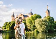 Paar am Schweriner Schloss, Paar genießt den Blick auf das Schweriner Schloss im Sommer.