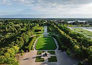 Schlossgarten Schwerin, Schlossgarten Schwerin: Weitläufige Grünflächen und gepflegte Alleen., Schlossgarten Schwerin in üppigem Grün unter weitem Himmel.