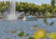 Schwerin – Altstadt, Petermännchenfähre vor Springbrunnen