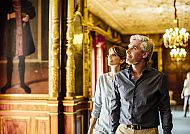 , Paar erkundet das prächtige Schweriner Schlossmuseum., Paar erkundet das prächtige Schweriner Schlossmuseum.