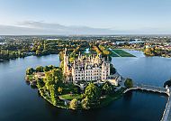 , Schweriner Schloss im Herbst bei Sonnenaufgang, umgeben von Wasser., Schweriner Schloss im Herbst bei Sonnenaufgang, umgeben von Wasser.