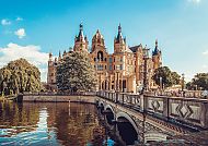 , Schweriner Schloss: Majestätische Architektur am Wasser.