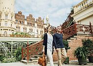 , Spaziergang im Schweriner Schlosspark vor historischer Kulisse., Spaziergang im Schweriner Schlosspark, historische Architektur genießen.