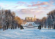 , Schweriner Schloss im winterlichen Glanz, umgeben von Schnee., Schweriner Schloss im Winter, umgeben von verschneiter Landschaft.