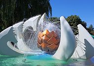 , Springbrunnen in Kolberg bei strahlend blauem Himmel., Springbrunnen in Kolberg bei strahlend blauem Himmel.