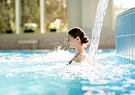 , Entspannung im Pool mit Wasserfall in heller Umgebung., Entspannung im Pool mit sanftem Wasserfall, Ostsee-Wohlgefühl.