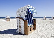 , Strandkorb an der Ostsee unter blauem Himmel., Strandkorb an der Ostsee unter klarem, blauem Himmel.