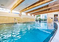 Jantar_Hotel_&_SPA, Entspannender Innenpool im Jantar Hotel & SPA mit modernem Design., Entspannender Innenpool im Jantar Hotel & SPA mit Wohlfühlatmosphäre.