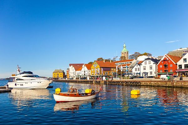Stavanger, Bunte Häuser und Boote im Hafen von Stavanger bei klarem Himmel., Bunte Hafenansicht in Stavanger, Südnorwegen bei klarem Himmel.
