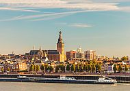 Nijmegen im Herbst, Blick vom Wasser mit historischer Skyline.