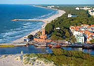 Küstenblick auf Kolberg mit Leuchtturm und Strandpromenade