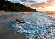 Sonnenuntergang am Strand von Kolberg mit sanften Wellen