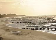 Sonnenuntergang am Strand von Kolberg mit sanften Wellen