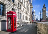 Rote Telefonzelle und Big Ben in London bei klarem Himmel