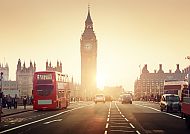 Sonnenuntergang über Big Ben und rotem Doppeldeckerbus in London