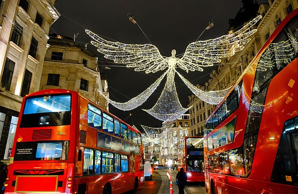 Weihnachtliche Lichter und rote Busse in Londons Straßen
