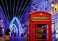 , Londoner Straße mit festlicher Weihnachtsbeleuchtung., Londoner Weihnachtslichter und rote Telefonzelle bei Nacht.
