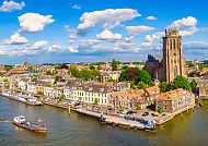 Dordrecht, Dordrecht: Malerische Stadtansicht mit Grote Kerk und Wasserweg.