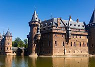 Utrecht (Route 3), Schloss De Haar in Utrecht unter strahlend blauem Herbsthimmel.