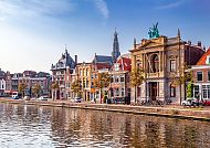 Haarlem, Route 1 & 2, Haarlem im Herbst: Malerische Architektur am Wasser.