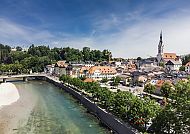 , Idyllische Stadtansicht von Bad Tölz mit Alpenpanorama., Idyllische Stadtansicht von Bad Tölz mit Alpenpanorama.