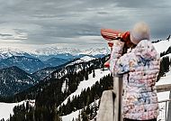 , Frau genießt Alpenpanorama am Brauneck mit Fernrohr., Frau genießt das Alpenpanorama am Brauneck mit Fernrohr.