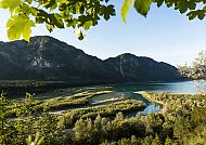 , Sylvensteinstausee inmitten malerischer Berglandschaft., Sylvensteinstausee mit malerischer Berglandschaft im Sonnenschein.