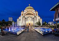 Belgrad, St. Sava-Kathedrale in Belgrad bei Nacht, beleuchtet mit Springbrunnen.