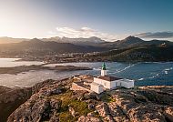 Russe, Malerische Küstenlandschaft mit Leuchtturm bei Sonnenuntergang.
