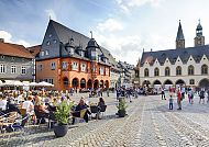 Marktplatz Goslar, Marktplatz Goslar: Historische Architektur und lebendiges Treiben., Belebter Marktplatz in Goslar mit historischer Architektur.
