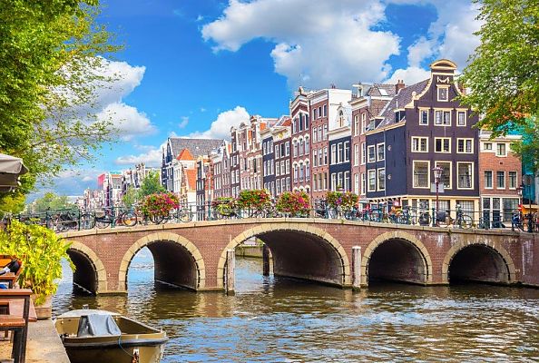 Amsterdam, Malerische Amsterdamer Grachten mit historischen Häusern.
