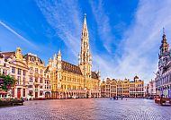 Ausflugstipp: Brüssel, Grand Place in Brüssel bei strahlend blauem Himmel.