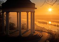 Rüdesheim Abendstimmung, Abendstimmung in Rüdesheim mit Blick auf den Rhein bei Sonnenuntergang.