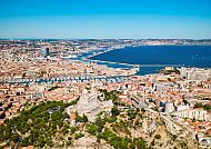 Blick über Marseille und das Mittelmeer bei strahlendem Sonnenschein.