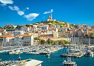 Hafen von Marseille mit Blick auf Notre-Dame de la Garde.