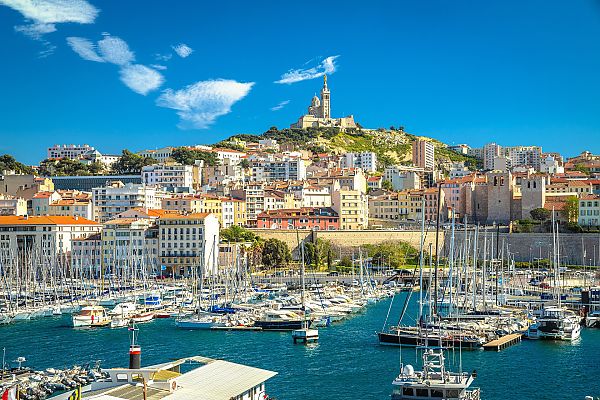 Hafen von Marseille mit Blick auf Notre-Dame de la Garde.