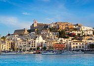 Ibizas malerische Altstadt im Sonnenlicht am Mittelmeer.