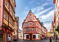 Fachwerkhäuser in der Altstadt von Mainz bei sonnigem Wetter.