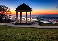 Sonnenuntergang am Niederwalddenkmal mit Blick auf den Rhein.