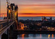 Worms, Abendstimmung in Worms mit beleuchteter Brücke und Skyline.