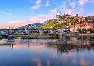 Festung Marienberg und Alte Mainbrücke in Würzburg bei Sonnenuntergang.