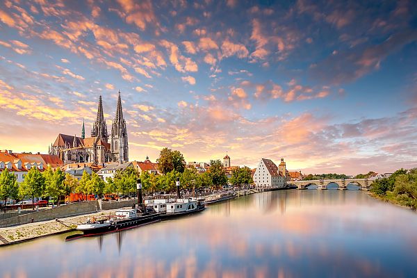 Regensburg bei Sonnenuntergang mit Dom und Donau.