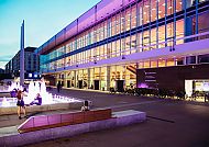 Kulturpalast Dresden, Kulturpalast Dresden bei Abenddämmerung, leuchtende Architektur., Kulturpalast Dresden bei Abenddämmerung, beleuchtet und lebendig.