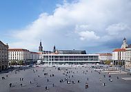 Kulturpalast Dresden Außenansicht, Kulturpalast Dresden mit belebtem Platz und Wolkenhimmel., Kulturpalast Dresden mit belebtem Platz und Wolkenhimmel.
