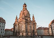 Frauenkirche Dresden, Frauenkirche Dresden im Abendlicht, umgeben von historischer Architektur.